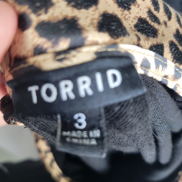 Black Sweater with Leopard Print Collar - Picture 3 of 3